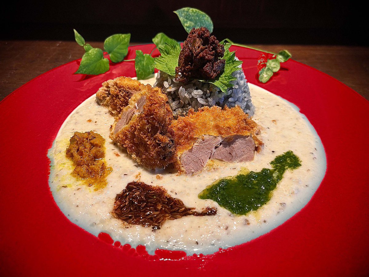 hm_currycell's tweet photo. いよいよ本日12/20からスタートする「渋谷カリークリスマス」

先陣を切る『強い女』の料理ラインナップが凄すぎる！

「強い女のX'masカレー」
〜洋食膳海カレーTAKEUCHIビジュアルコラボ〜

「強い女×THE CIRCLE×洋食膳海カレー TAKEUCHI 3種盛りコラボカレー」

「猪と毛皮の里芋ビリヤニ」
〜柚子と青唐辛子ライタ＆トマトのティムールアチャール〜

ネオカツカレー
「味噌漬けトンカツと木の子のフェネグリークカレー」
〜分解再構築・混ぜたらカレーシリーズ第三弾〜

※ビリヤニとネオカツカレーは数量限定

オープンは午前11時から。
渋谷サクラステージ4階404Kitchenにて！
さあさあド派手に行きますよ！！

#渋谷カリークリスマス
#カリークリスマス
#ビリヤニ #ネオカツカレー
#カレー #curry