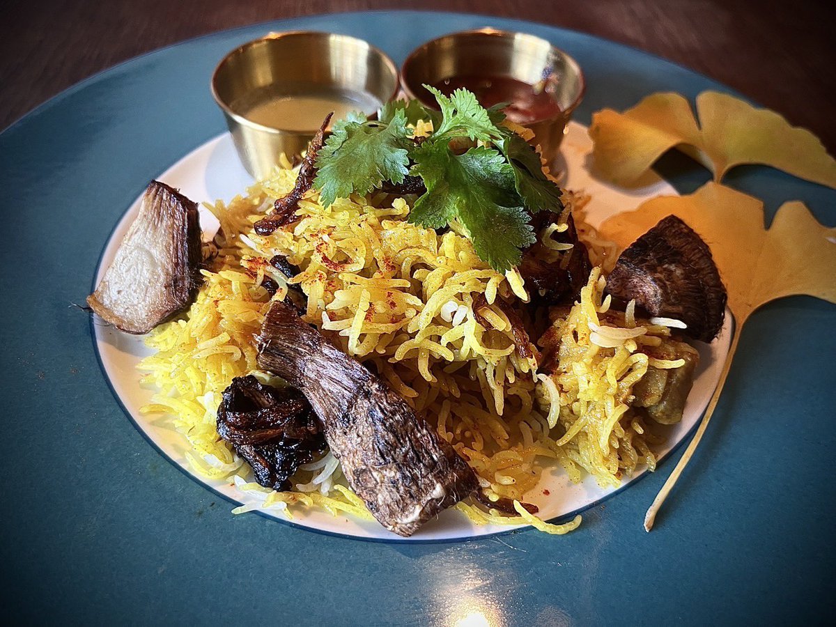 hm_currycell's tweet photo. いよいよ本日12/20からスタートする「渋谷カリークリスマス」

先陣を切る『強い女』の料理ラインナップが凄すぎる！

「強い女のX'masカレー」
〜洋食膳海カレーTAKEUCHIビジュアルコラボ〜

「強い女×THE CIRCLE×洋食膳海カレー TAKEUCHI 3種盛りコラボカレー」

「猪と毛皮の里芋ビリヤニ」
〜柚子と青唐辛子ライタ＆トマトのティムールアチャール〜

ネオカツカレー
「味噌漬けトンカツと木の子のフェネグリークカレー」
〜分解再構築・混ぜたらカレーシリーズ第三弾〜

※ビリヤニとネオカツカレーは数量限定

オープンは午前11時から。
渋谷サクラステージ4階404Kitchenにて！
さあさあド派手に行きますよ！！

#渋谷カリークリスマス
#カリークリスマス
#ビリヤニ #ネオカツカレー
#カレー #curry