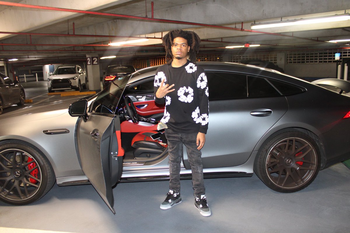 sakchasinmari's tweet photo. This not the same bankroll, I come out different pape😉, I need all my backends on time, ian finna wait 🤝🏽 #mrcbfw🥱 https://t.co/3e2sL0kbqx