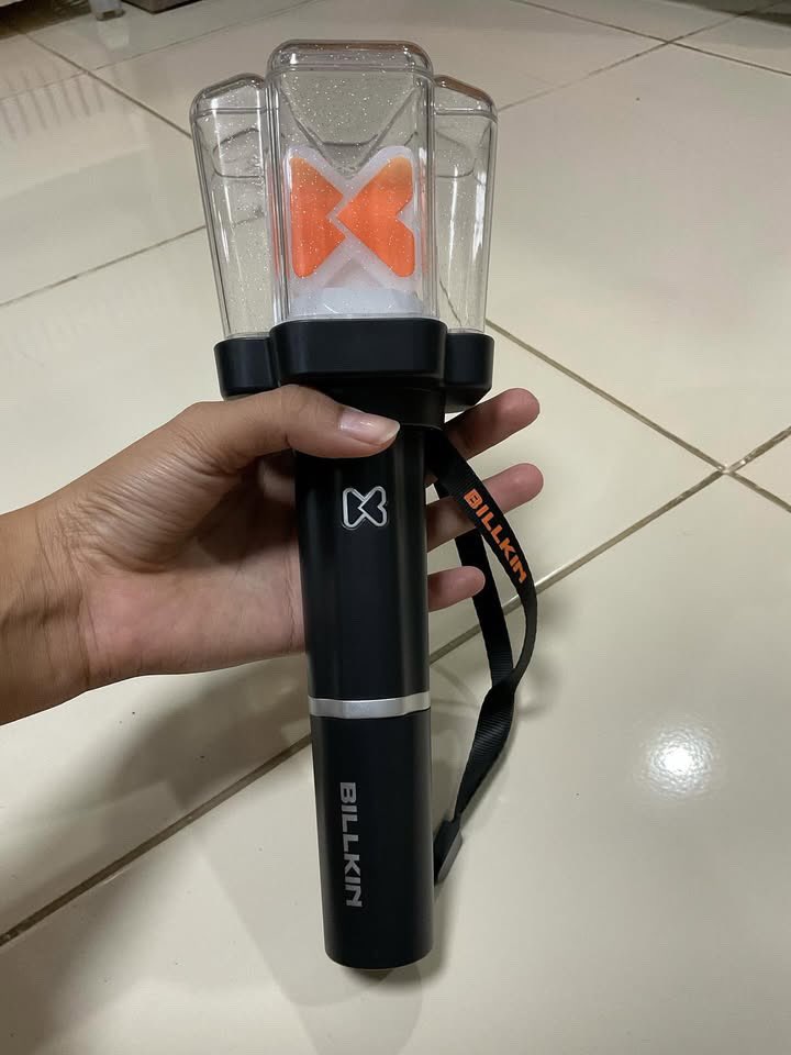 ploypicha272's tweet photo. ส่งต่อแท่งไฟ Billkin 💖🤏🏼

🧡- Billkin Official Light Stick 1,650฿ 

สนใจทัก dm ได้เลยค่ะ🙏🏻
#ตลาดนัดบกพพ #ตลาดนัดbkpp #bkpp #bbillkin https://t.co/xUpzmuTfh4