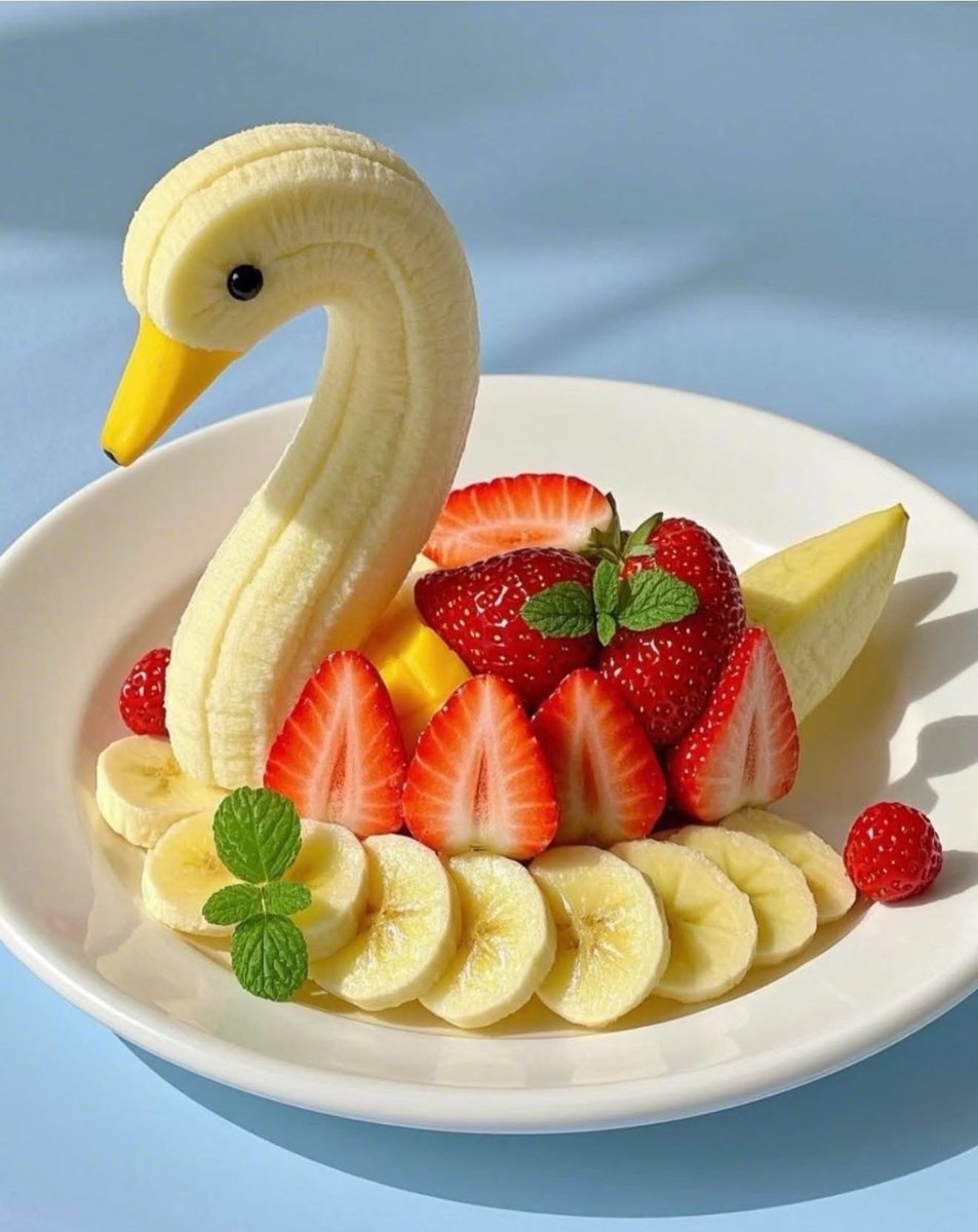 PhilomathicM's tweet photo. Fruit swan.
#fruitsnacks #SWAN #swandailycombo #SwanEyes #fruit
#banana #strawberry #mint #Plate
#decoration #slices #creativity #presentation #fondystuffs #sellable #AMazing25 #cutfruits #assemble
Pic credit to owner https://t.co/1Ag83MZ9Po