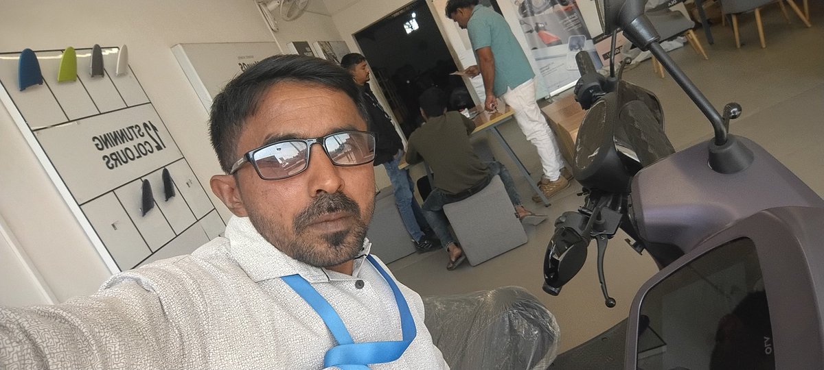 “कधीच असे म्हणू नये की
आपले दिवस खराब आहेत,
ठणकुन सांगावे की,
काठ्यानी वेढलेला मी पण गुलाब आहे.”