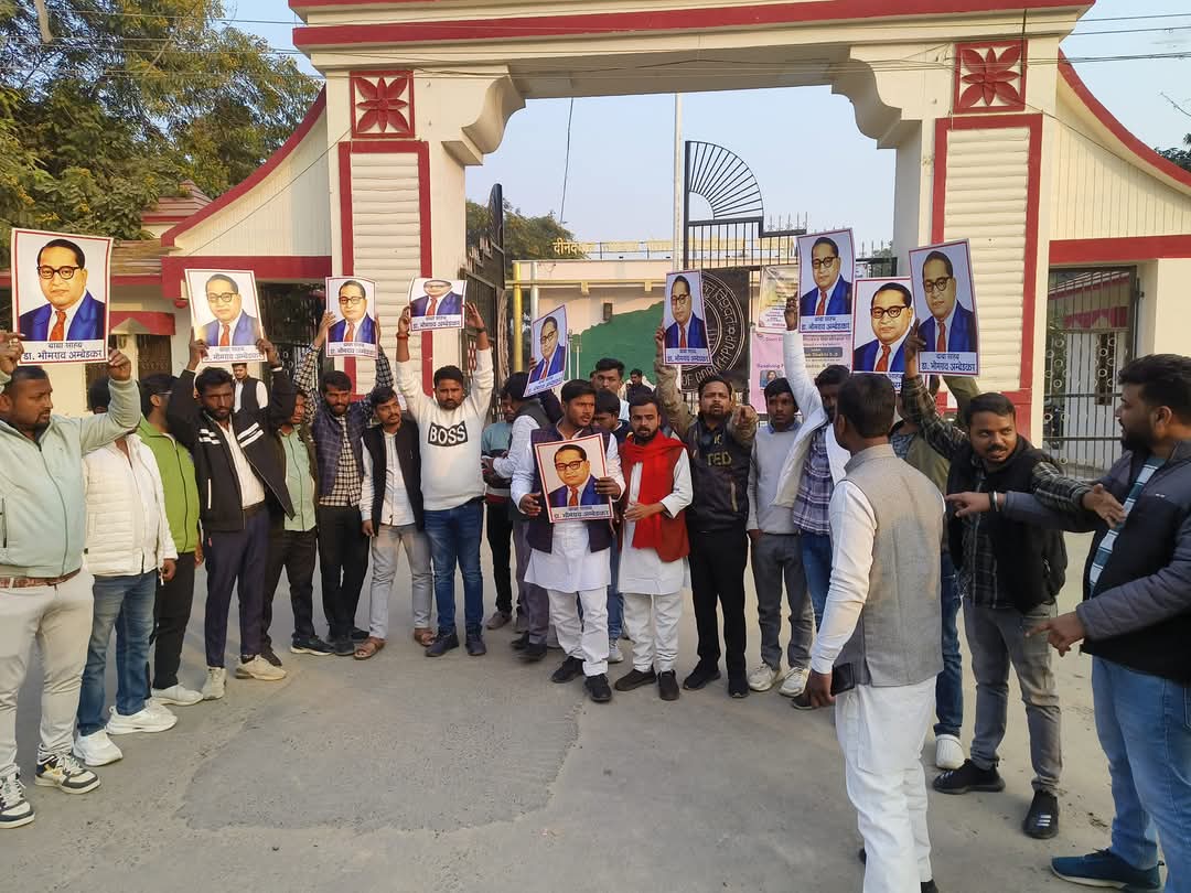 bhaskarc71's tweet photo. #तड़ीपार_माफ़ी_मांग 
बाबा साहब को  निचा दिखाने  की कोशिश करोगे उनका कद उतना ही  बढेगा । 
गृह मंत्री अमित शाह द्वारा  बाबा साहब डॉक्टर अंबेडकर पर किए गए आपत्तिजनक टिप्पणी के विरोध में आज गोरखपुर विश्वविद्यालय के मुख्य द्वार पर  विरोध प्रदर्शन किया गया।
जय भीम 
भास्कर चौधरी https://t.co/CmLYQ7E1tR