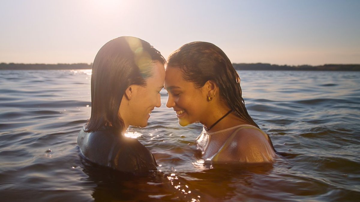 alexisandlilian's tweet image. A cute video for all you queer romance lovers based on Lilian's book💕 #wlw #lesbianromance #sapphicreads
youtube.com/watch?v=tG04cu…