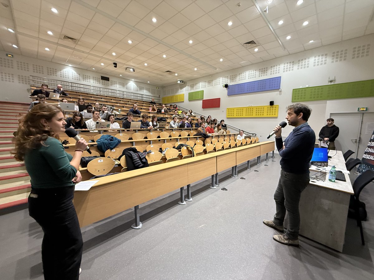 EPJTours's tweet photo. 📲 Début de rencontre avec le journaliste Thibault Raisse @TiboRaiss, sur le thème « Quelle place accorder au long format pour traiter les faits divers ? » #livetweet #conference #newsletter #pureplayer https://t.co/iqoH7ouKlg