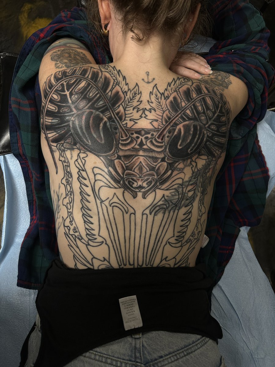 Progress on the mantis back piece on Marissa 💪