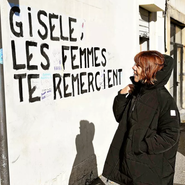 🇫🇷 Devant le tribunal d'Avignon, une banderole salue le courage de Gisèle Pélicot, figure du combat « pour que la honte change de camp ». Jusqu’au dernier jour de son procès, le 19 décembre, des dizaines de personnes lui rendent hommage. 👏 (Le Télégramme)

📸 Christophe Simon