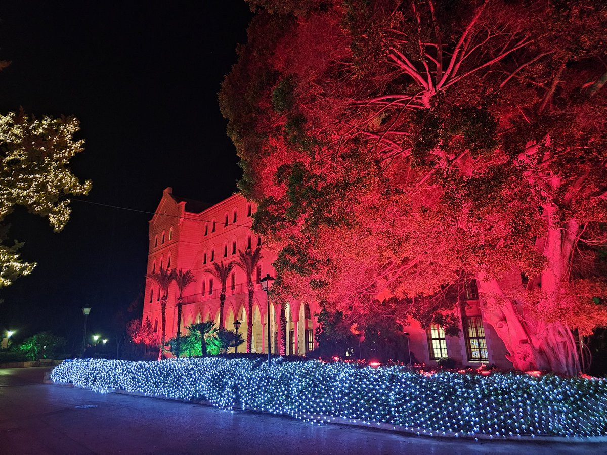 LarryBodgi's tweet photo. Christmas colours at AUB @AUB_Lebanon @AUB_FM https://t.co/4YbIvyUlrc