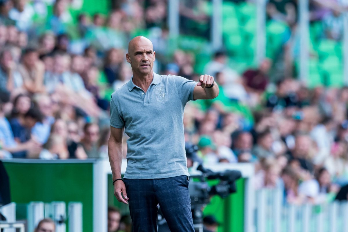 oranjefussball's tweet photo. Thomas #Letsch (früher: Vitesse & VfL Bochum) ist neuer Trainer von RB Salzburg. Wie die Österreicher offiziell verkünden, unterschrieb Letsch einen Vertrag bis 2027 und tritt die Nachfolge des kürzlich entlassenen Pep Lijnders an. https://t.co/I4K6upVFeS