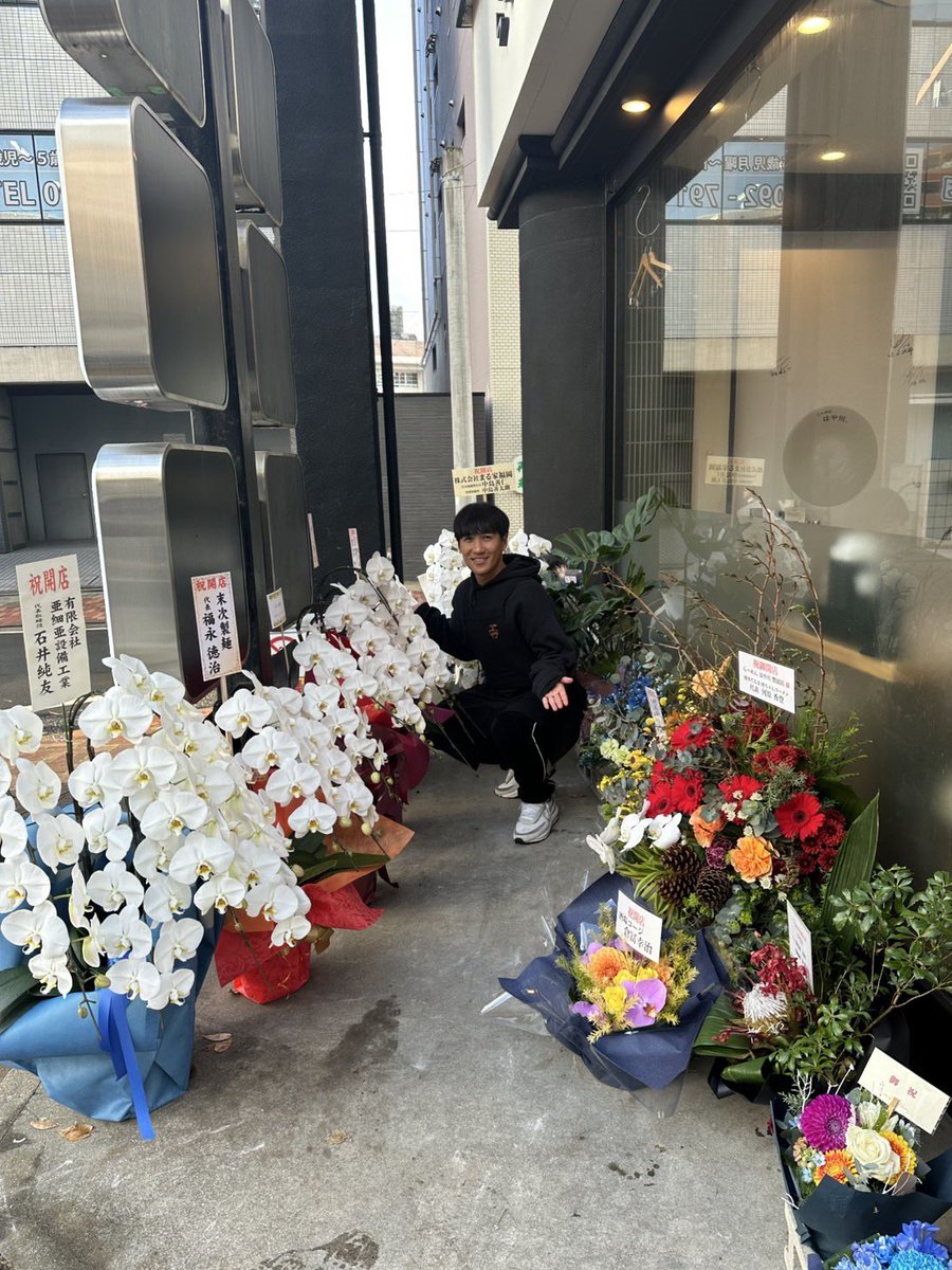 chantakexxx's tweet photo. らーめんはや川警固店
12月19日　OPEN しました。

今日の日までに
色んな新しい経験を沢山させてもらって日々成長を感じております。
そして、ラーメン屋を通じて、皆さんとの関わりも増えて
より応援していただいてるんだなと実感しました。

たくさんの出会いに感謝しながら
皆さんに愛されるお店になれればと
思っております。

これからもどうぞ
よろしくお願い致します🍜

#らーめんはや川
#らーめんはや川警固店
