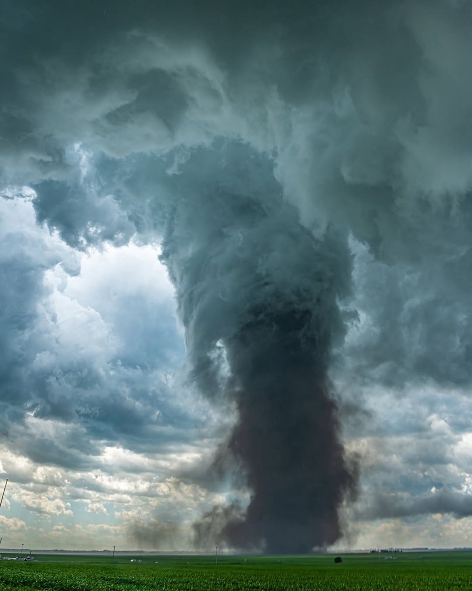 What’s YOUR vote?! Mothership or Tornado?? 🛸 🤔🌪️

I’m always so torn between which I like more...

#TornadoPhotography #StormChasingAdventures #NatureAtItsFiercest #ExtremeWeatherShots #ChasingTheStorm