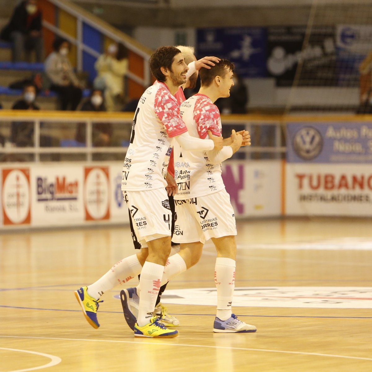 NoiaFutbolSala's tweet photo. Solo fue una temporada, pero en ese corto espacio de tiempo pudimos vivir juntos momentos espectaculares y también disfrutar en el Mourís de tu gran calidad, tanto deportiva como humana.

¡Mucha suerte en tus nuevos retos, @popee07! 🤍 https://t.co/LOjUuJONw9
