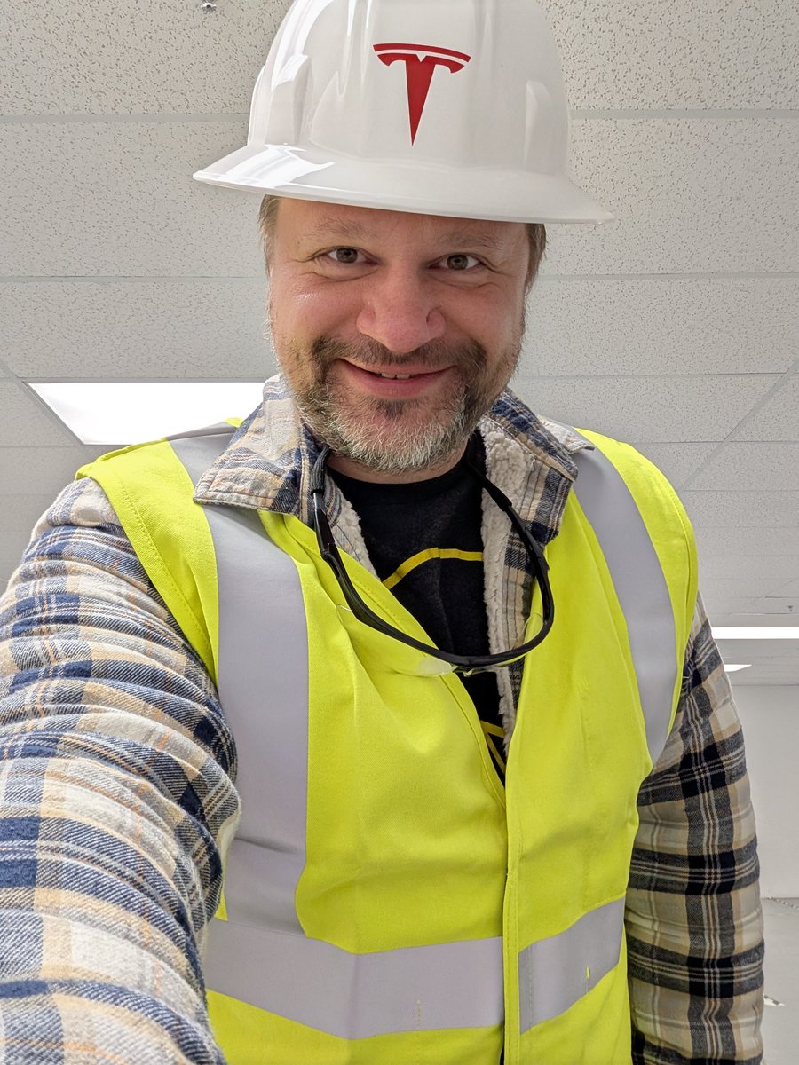 AlexeyMorov's tweet photo. What a "high visibility" job really means )) https://t.co/t5rMd7Bh6P