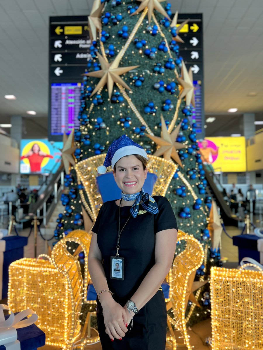 CopaAirlines's tweet photo. En esta época de emociones, nos sentimos felices de poder llevarte a tu destino especial. 💙✈️ #CopaTeam https://t.co/kyBsDz6q0b
