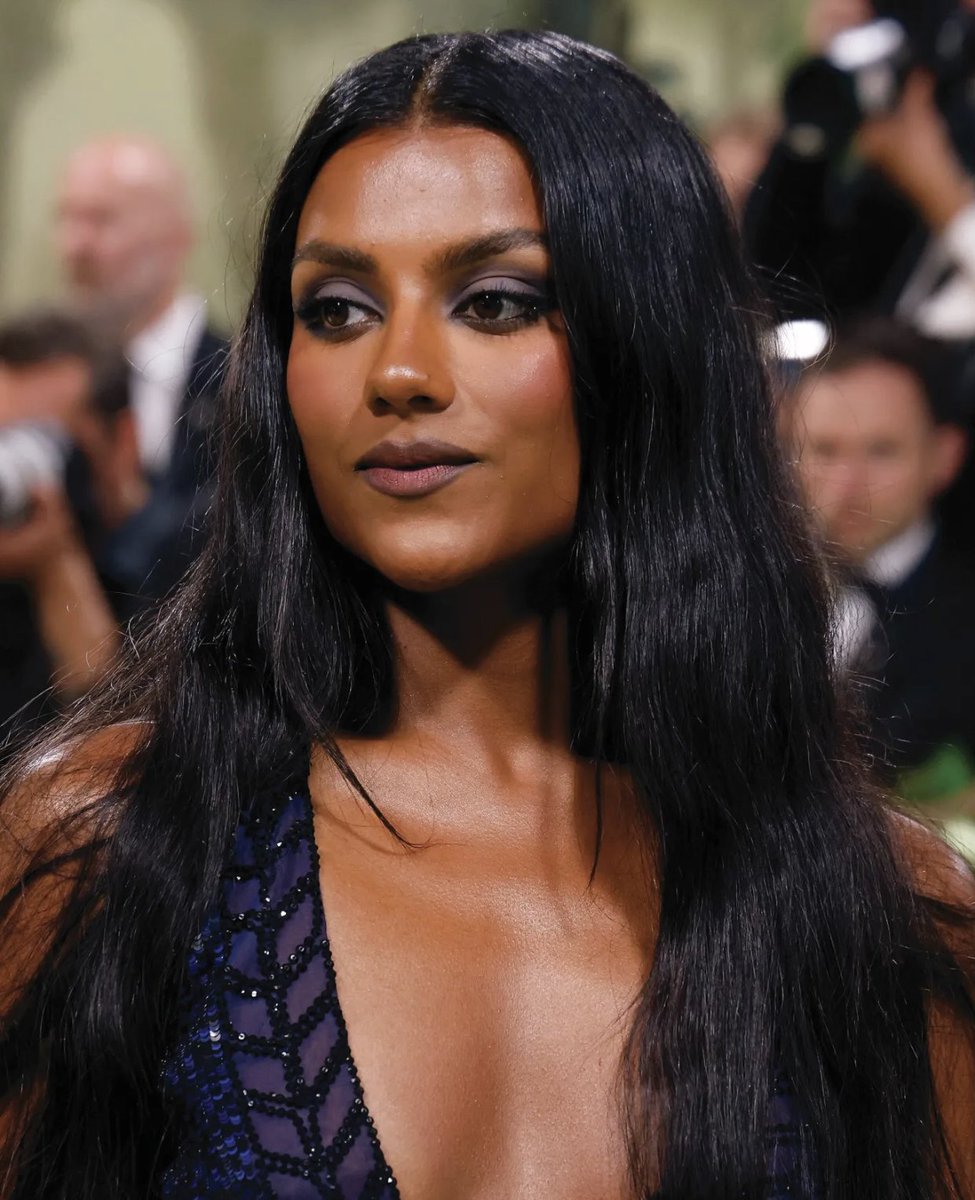 gspamxxx's tweet photo. "I love my skin, I love the colour of my skin, I love the tone of it, I love when the light bounces off my skin &amp; it looks dewy"

—Simone 🖤 https://t.co/AHeDftm7Xi