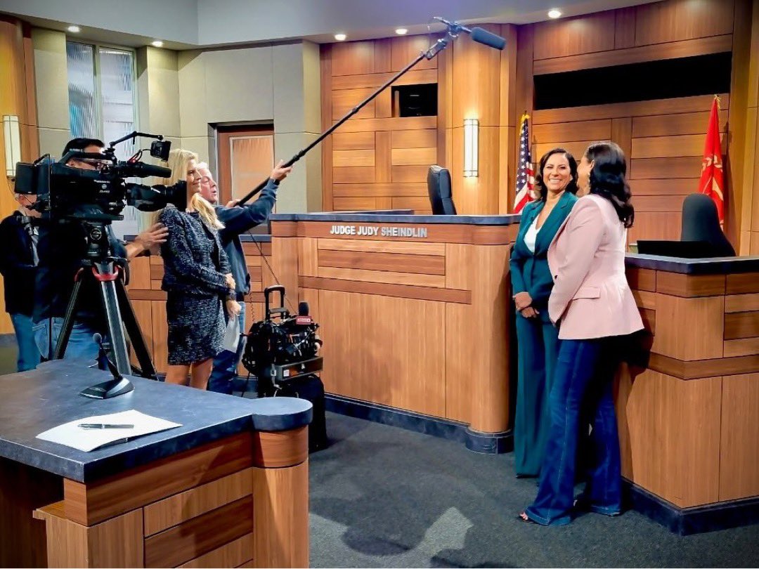 Total TBT @whitneykumarofficial &amp; Her Twin Sister Kamryn On Set of Judy Justice. We All Did Double Takes All Day 😂
Head over to @whitneykumarofficial original post for full fun breakdown of the day.  #SeeingDouble #JudyJustice #JudgeJudy #TBT  #onset #funday #bailiff #filming