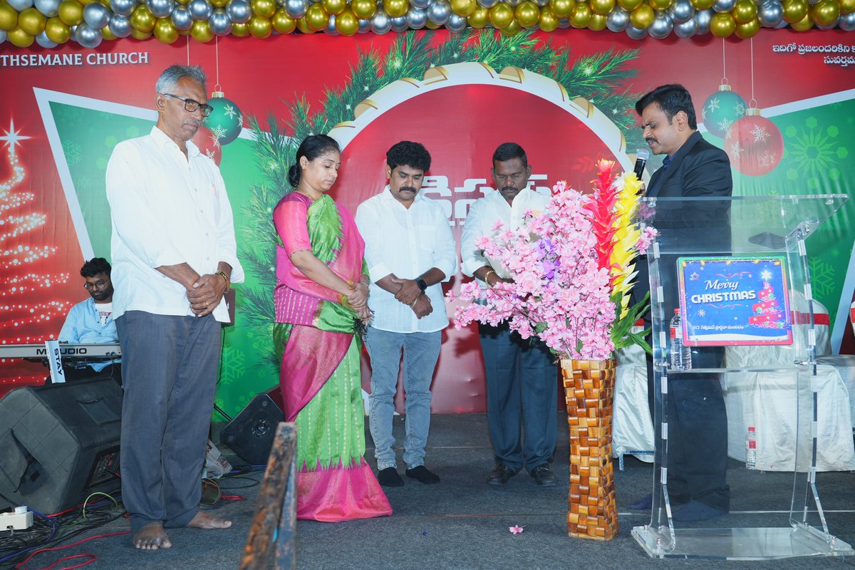 galla_madhavi's tweet photo. 28వ డివిజన్ ఎన్జీవోస్ కాలనీ 7వ లైన్ నందు జరిగిన సెమీ క్రిస్మస్ వేడుకల్లో పాల్గొన్న గుంటూరు పశ్చిమ నియోజకవర్గ ఎమ్మెల్యే శ్రీమతి గళ్ళా మాధవి గారు.
#Gallamadhavi
#prechristmas https://t.co/bTjBFq2HSC