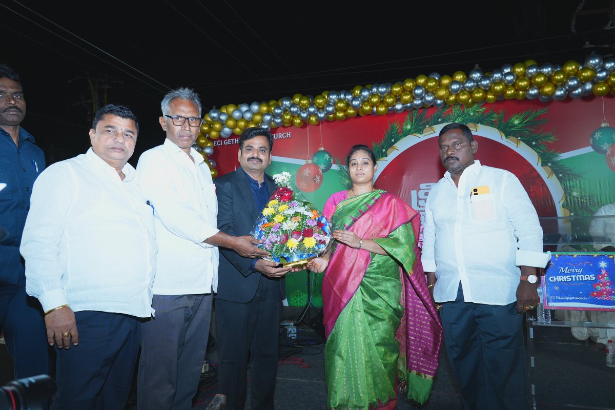 galla_madhavi's tweet photo. 28వ డివిజన్ ఎన్జీవోస్ కాలనీ 7వ లైన్ నందు జరిగిన సెమీ క్రిస్మస్ వేడుకల్లో పాల్గొన్న గుంటూరు పశ్చిమ నియోజకవర్గ ఎమ్మెల్యే శ్రీమతి గళ్ళా మాధవి గారు.
#Gallamadhavi
#prechristmas https://t.co/bTjBFq2HSC