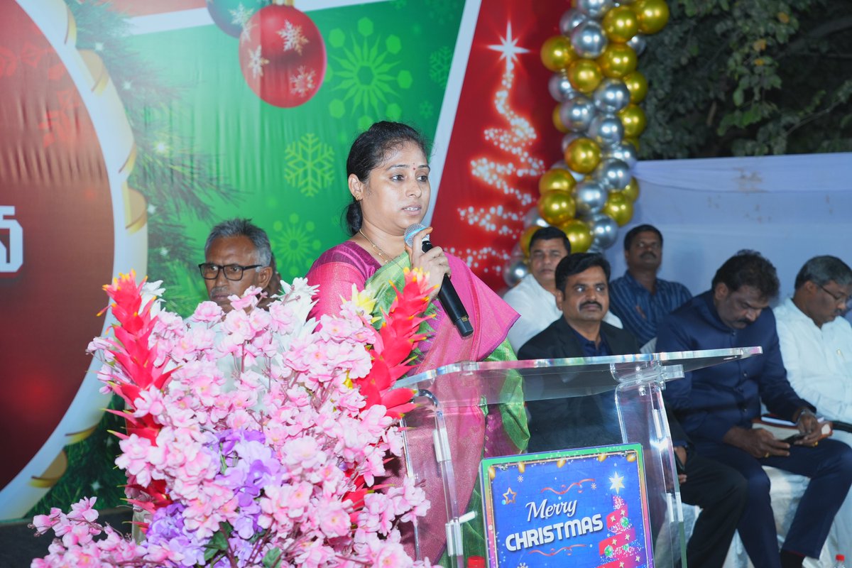 galla_madhavi's tweet photo. 28వ డివిజన్ ఎన్జీవోస్ కాలనీ 7వ లైన్ నందు జరిగిన సెమీ క్రిస్మస్ వేడుకల్లో పాల్గొన్న గుంటూరు పశ్చిమ నియోజకవర్గ ఎమ్మెల్యే శ్రీమతి గళ్ళా మాధవి గారు.
#Gallamadhavi
#prechristmas https://t.co/bTjBFq2HSC