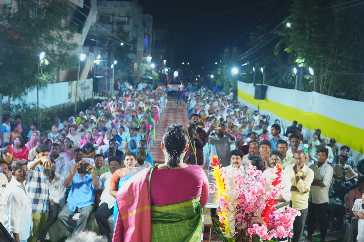 galla_madhavi's tweet photo. 28వ డివిజన్ ఎన్జీవోస్ కాలనీ 7వ లైన్ నందు జరిగిన సెమీ క్రిస్మస్ వేడుకల్లో పాల్గొన్న గుంటూరు పశ్చిమ నియోజకవర్గ ఎమ్మెల్యే శ్రీమతి గళ్ళా మాధవి గారు.
#Gallamadhavi
#prechristmas https://t.co/bTjBFq2HSC