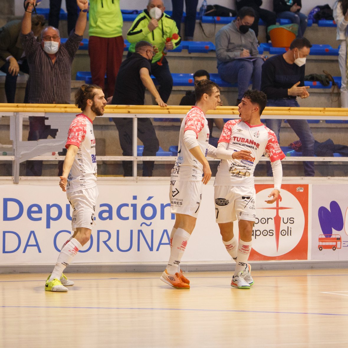 NoiaFutbolSala's tweet photo. Solo fue una temporada, pero en ese corto espacio de tiempo pudimos vivir juntos momentos espectaculares y también disfrutar en el Mourís de tu gran calidad, tanto deportiva como humana.

¡Mucha suerte en tus nuevos retos, @popee07! 🤍 https://t.co/LOjUuJONw9