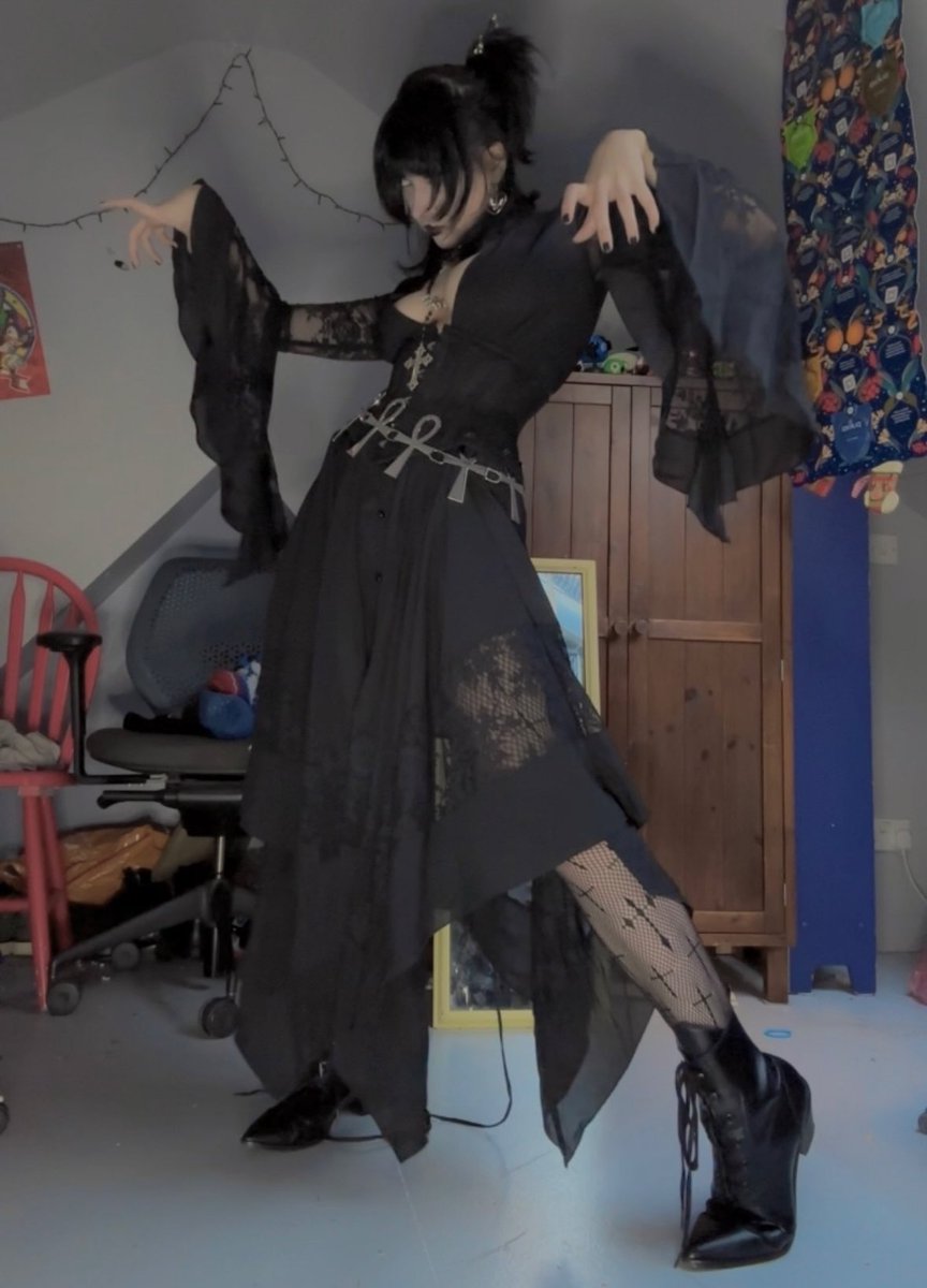 Vampyrisu's tweet photo. Guess what…..🦇⚰️🩸

More in thread :)))))))))) A LOT more in thread I took a lot this time https://t.co/GzANOHeoLG