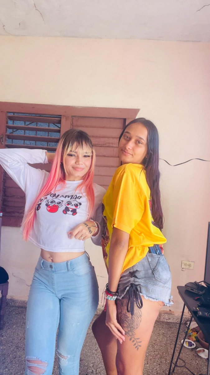 XiulerJessica's tweet photo. Algún editor que me quite la chica de al lado y me ponga un fondo bonito porfa 😭😭 https://t.co/KVyplzyNWq
