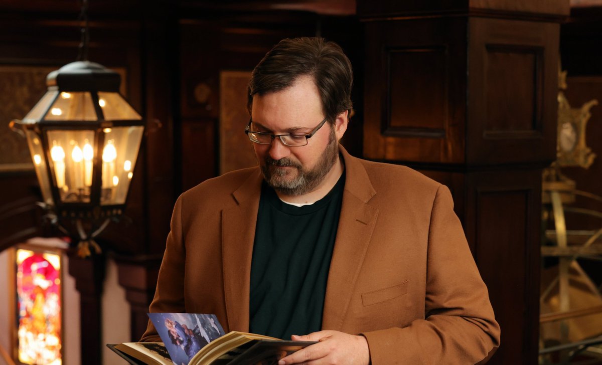 Hoy cumple 49 años el responsable de hacernos sufrir y disfrutar con sus historias y mundos fantásticos.

¡Feliz cumpleaños, Brandon Sanderson!