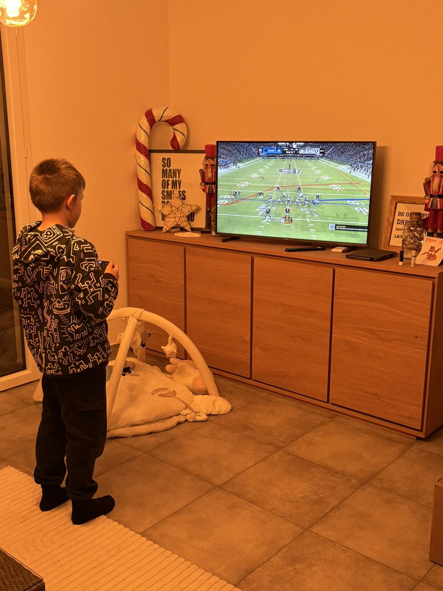 Mon fils qui découvre Madden et qui s’inflige lui même des <a href="/Franz_Panthers/">FranzMike_Panthers</a> at <a href="/RaidersNationFR/">Las Vegas Raiders Fans 🇫🇷</a> 😂