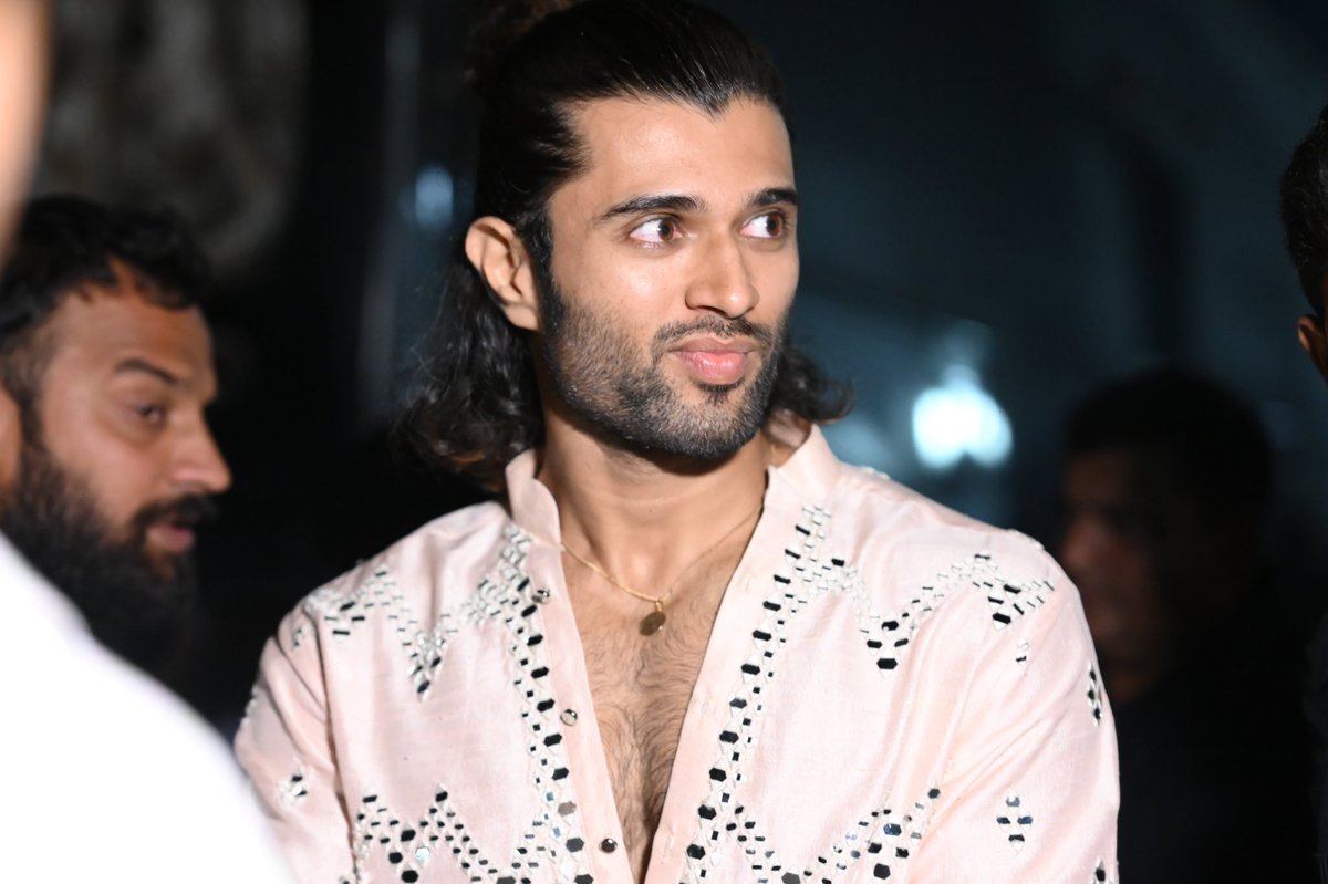 VDuhdOffl's tweet photo. #VijayDeverakonda still ❤️

🔗 https://t.co/Bu7a5KwjQv

@TheDeverakonda https://t.co/5d05Kgw4xQ