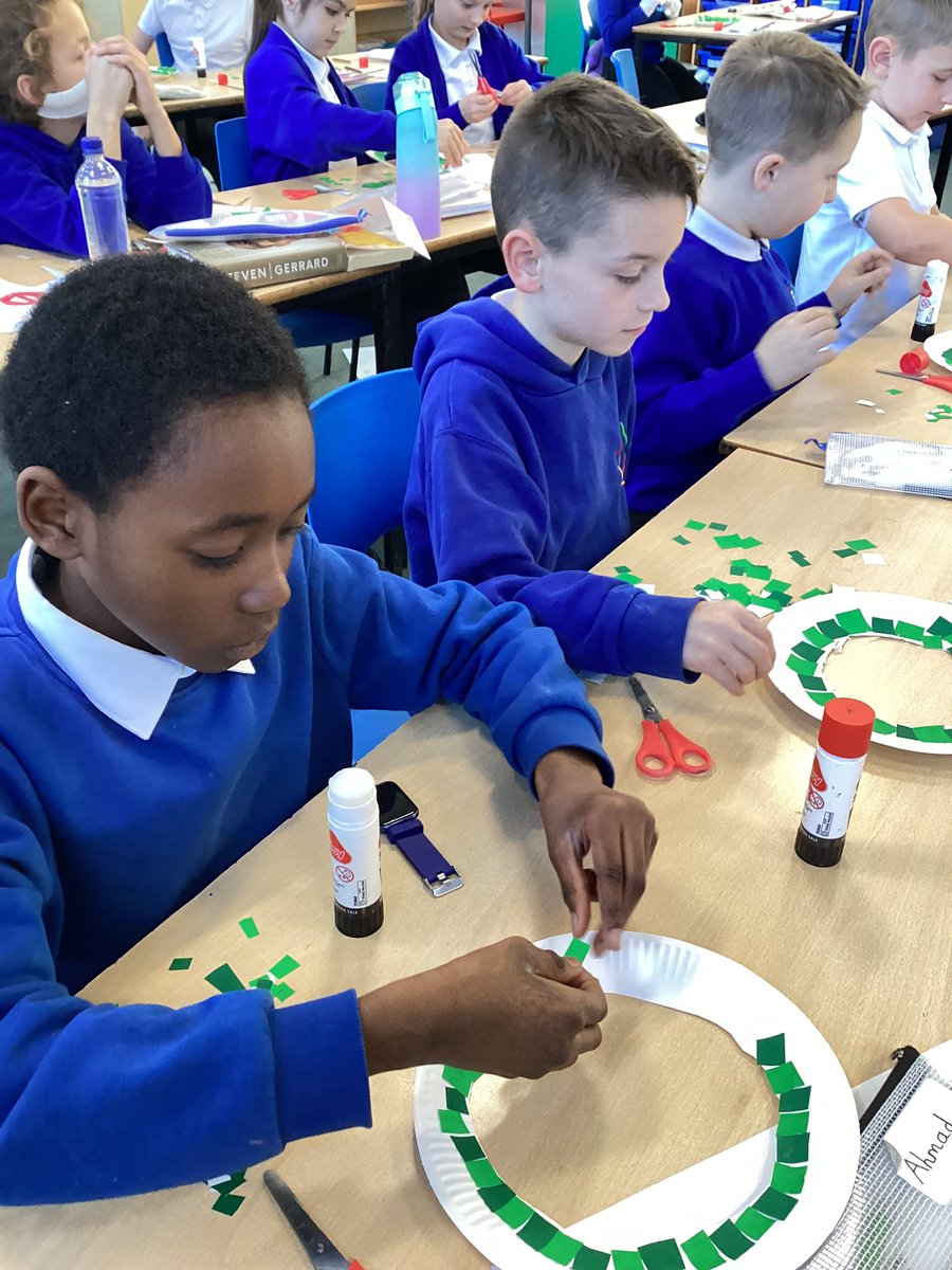 TH_Year4's tweet photo. As part of RE day, Y4 explored how Christians celebrate in Britain’s today. We discussed how Christians celebrate Christmas and created Christmas wreaths to show this! #THCREW https://t.co/8Z5TKAqpAB