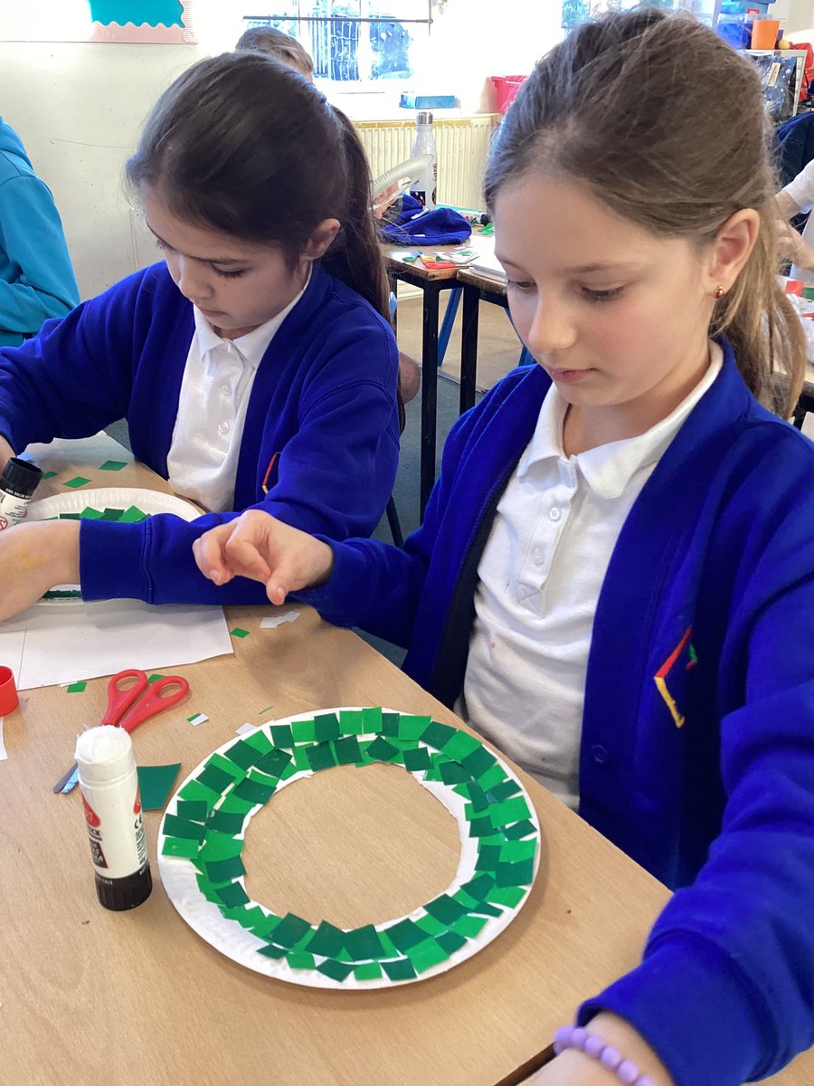 TH_Year4's tweet photo. As part of RE day, Y4 explored how Christians celebrate in Britain’s today. We discussed how Christians celebrate Christmas and created Christmas wreaths to show this! #THCREW https://t.co/8Z5TKAqpAB