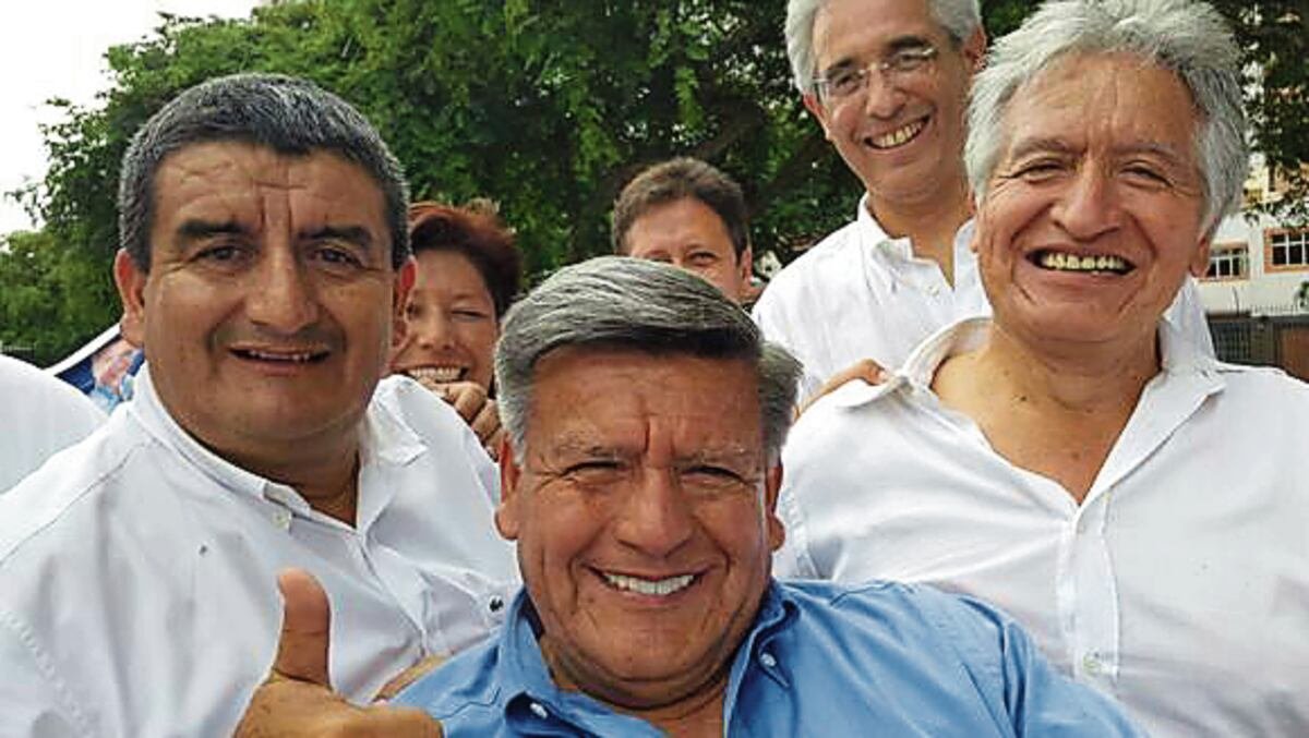 DanteBobadilla's tweet photo. La verdad, la verdad, la mera mera verdad, es que la familia Acuña son los que ha jodido la política peruana rebajándola a la cloaca de mafiosos impresentables que es hoy el Congreso. Pero a ellos nadie los ataca ni critica ni les hacen marchas. Todo es Kieko y el fujimorismo. https://t.co/uMIGhg1GKN