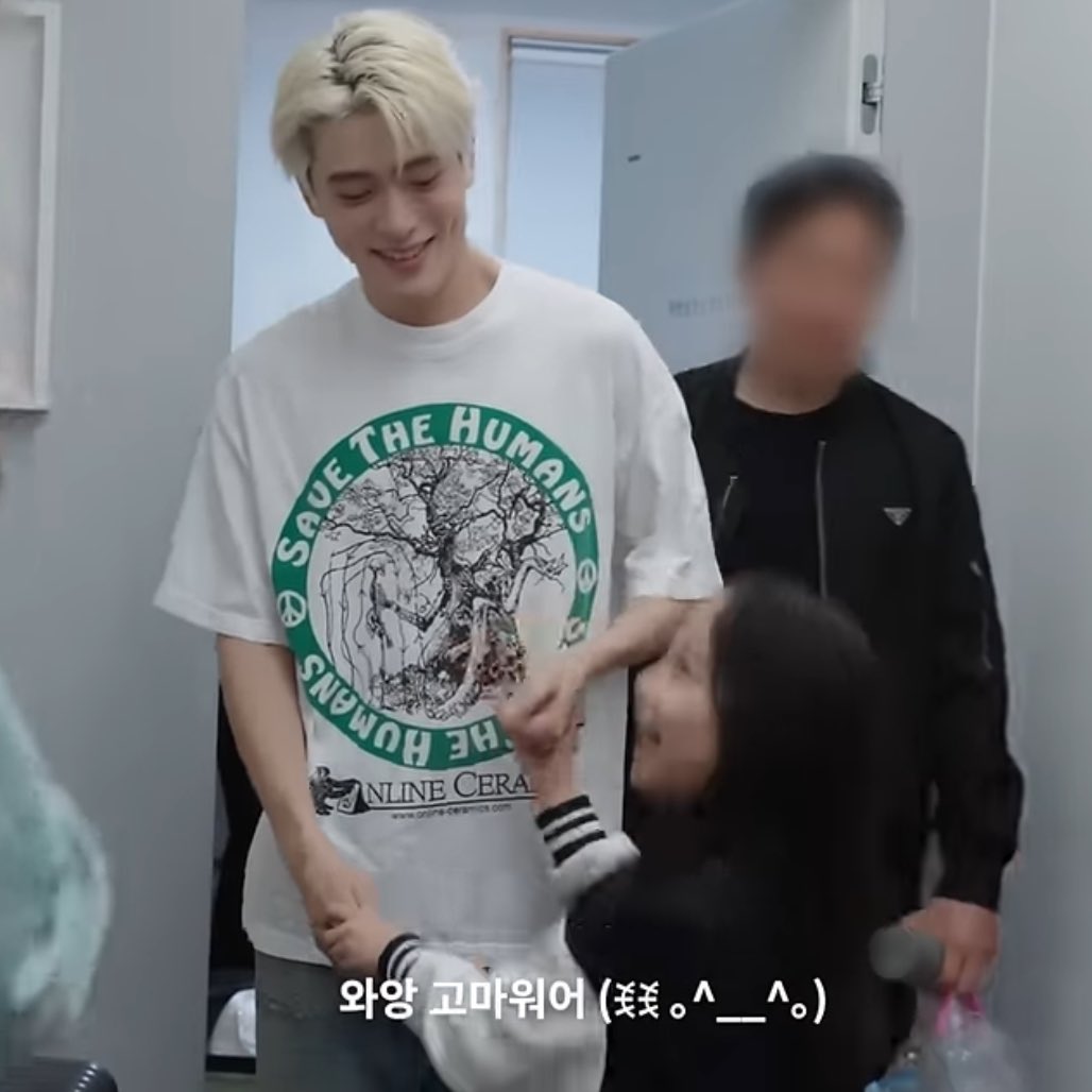 ตี๋อินเตอร์ มีลักยิ้ม ใส่แว่น แถมรักเด็ก