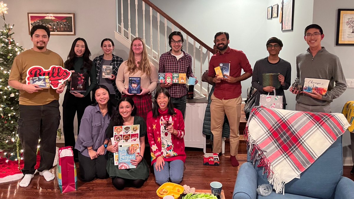 Happy holidays from the Fong Group &amp; friends! 🎁
(📸 credit: <a href="/jillian_rast/">Jill Rastinejad</a>)