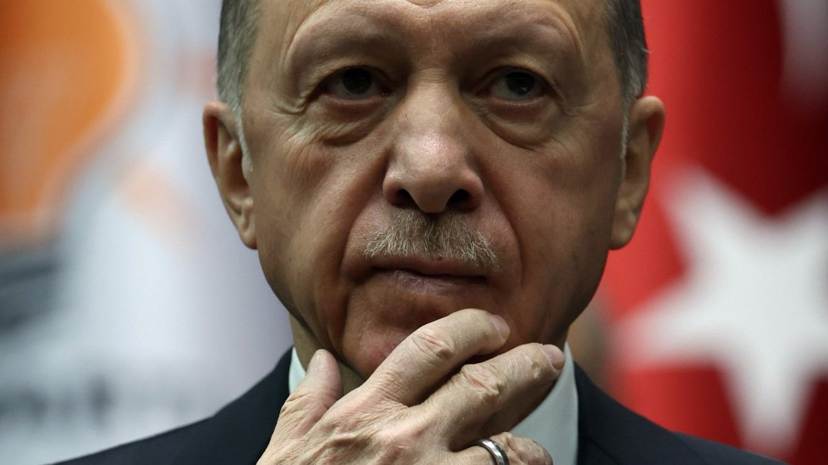 karargahabertr's tweet photo. HBS Araştırma'nın Aralık ayı Cumhurbaşkanlığı seçimleri anketi yayınlandı:

🟥 %30.4 Mansur Yavaş
🟧 %30.2 Recep Tayyip Erdoğan
🟥 %20.1 Ekrem İmamoğlu
⬜️ %5.4 Ümit Özdağ
🟥 %4.0 Fatih Erbakan
🟦 %2.3 Yavuz Ağıralioğlu

📌 Ne düşünüyorsunuz?

🔗 (@MDRaporlar) https://t.co/en18EQGbnT