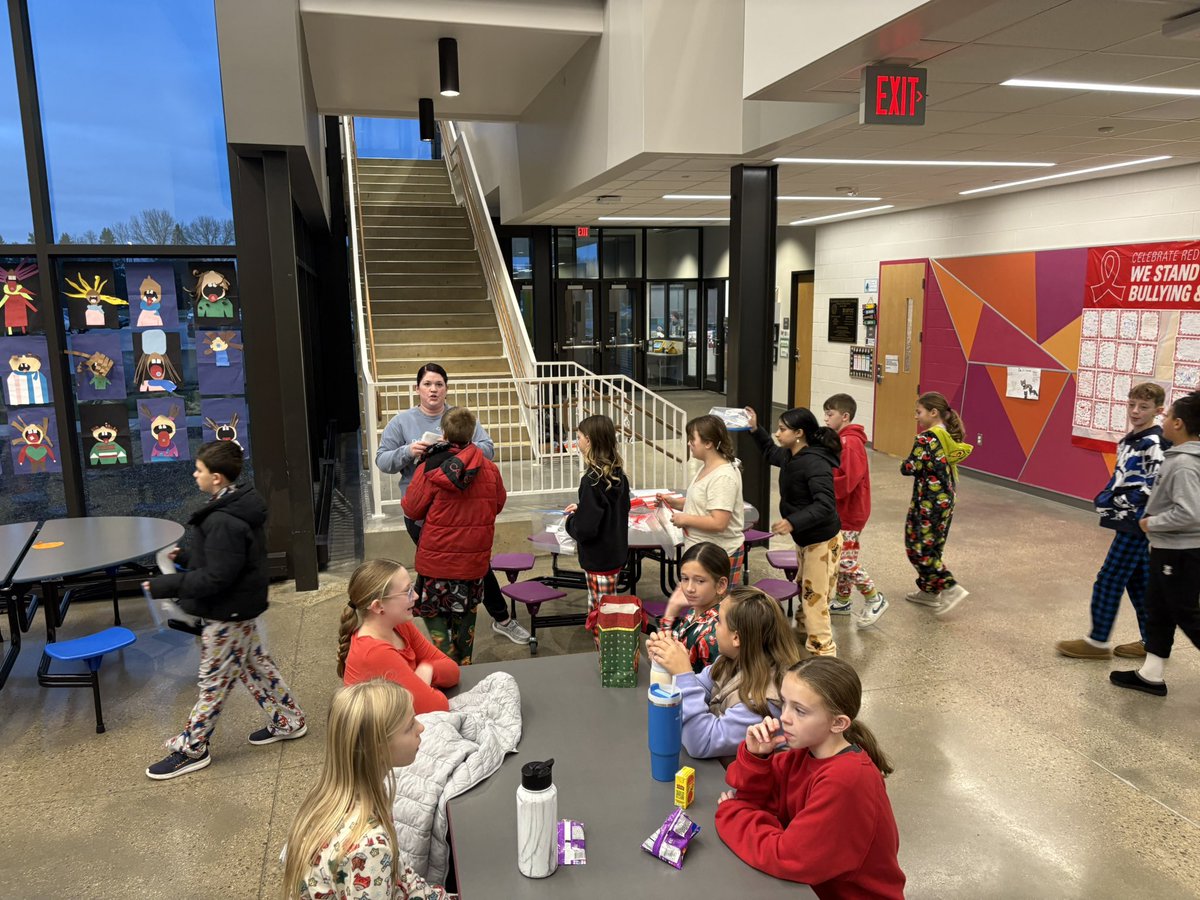 TESwilliams5's tweet photo. Fifth grade parents donated enough items to allow us to create over 200 Blessing Bags! Thank you for your generosity! https://t.co/7gqxqoNebY