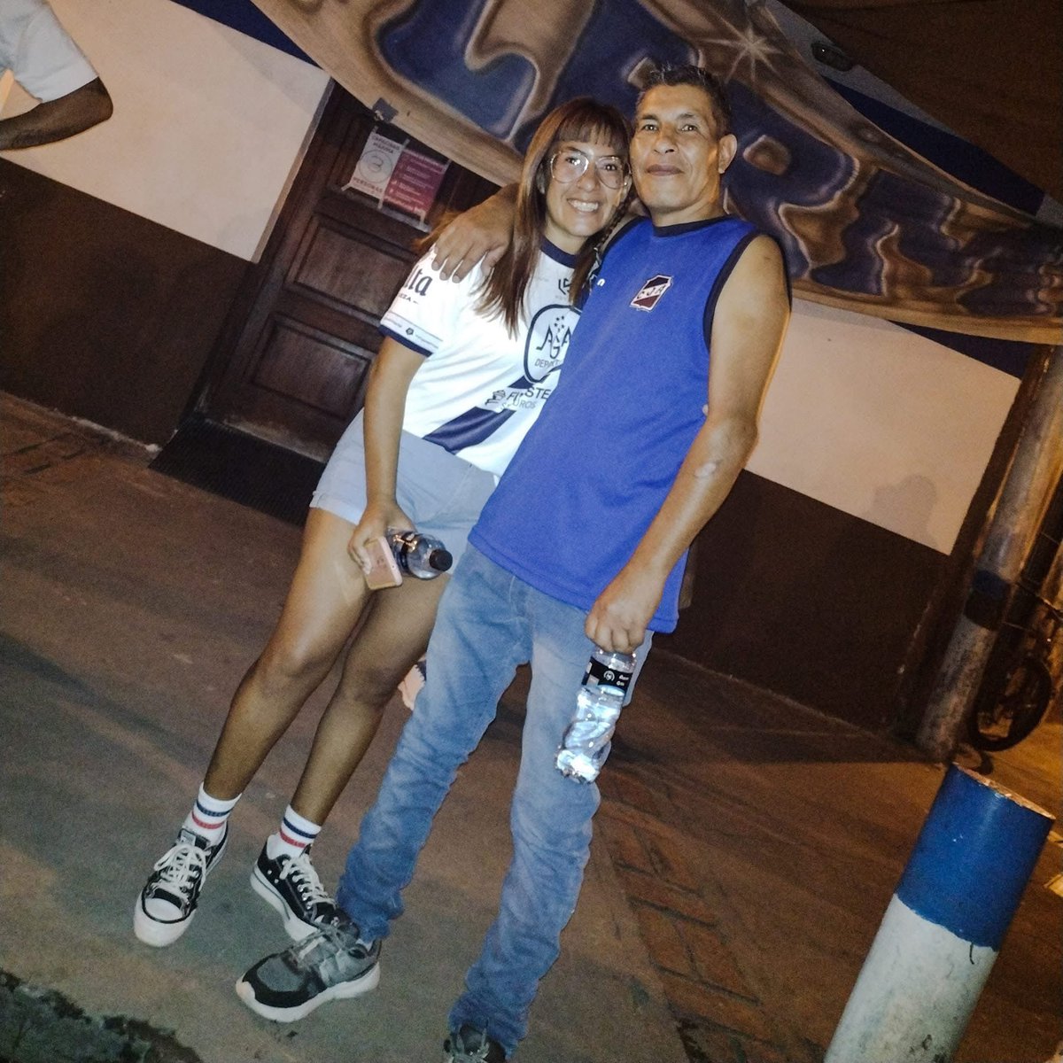 Este tipo de personas nunca más en club. Reclama plata cuando se robó recaudación del estacionamiento, se robaba miles de entradas por partido y hasta se escondían ropa. ONTIVEROS CHAU LACRAS NO VUELVAN MÁS A LA CANCHA