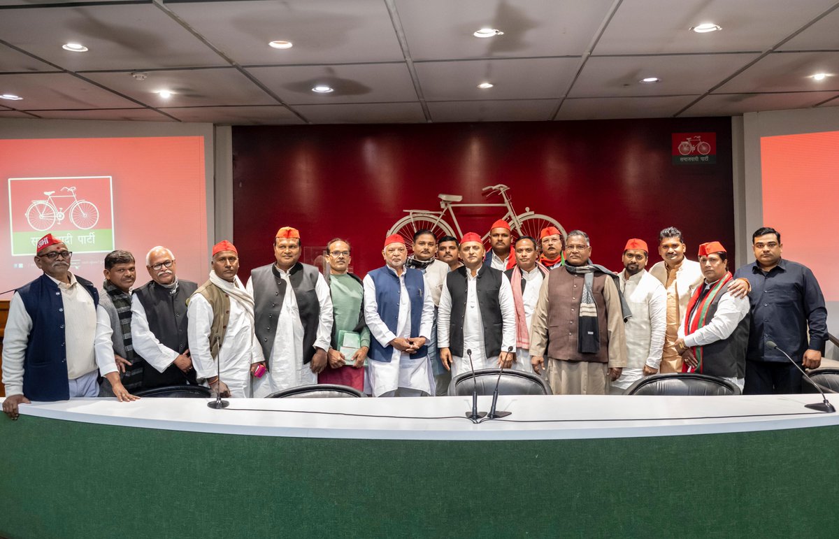 yadavakhilesh's tweet photo. भाजपा का दूसरों पर दोषारोपण कर अपने गुनाहों पर परदा डालने का खेल बहुत पुराना है। भाजपा ध्यान न भटकाए। 

भाजपा ने बाबासाहेब का जो अपमान किया है उसके लिए हम सब वो लोग जिनके लिए बाबासाहेब पूजनीय हैं और जिनके मन में बाबासाहेब के लिए अपार सम्मान है, वो सब लोग भाजपा को कभी माफ़ नहीं करेंगे। भाजपा को सत्ता से हटाकर ही बाबासाहेब के साथ उनके संविधान के मान-सम्मान की पुनर्स्थापना का हम वचन उठाते हैं।