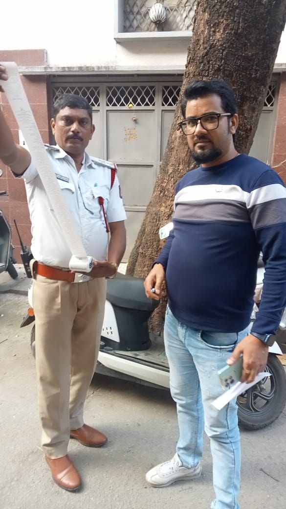 HALASURU GATE TRAFFIC BTP (@hgatetrafficps) on Twitter photo ಹಲಸೂರು ಗೇಟ್ ಸಂಚಾರ ಪೊಲೀಸ್ ಠಾಣೆಯ ಪಿಎಸ್ಐ ರವಿಕುಮಾರ್ ಎನ್ ಸಿ ರವರು ದ್ವಿಚಕ್ರ ವಾಹನಗಳ ಮಾಲೀಕರೊಬ್ಬರಿಂದ ಸಂಚಾರ ಉಲ್ಲಂಘನೆಯ 42,800 ರೂಗಳ ದಂಡದ ಮೊತ್ತವನ್ನು ಕಟ್ಟಿಸಿ ಸಂಚಾರ ಉಲ್ಲಂಘನೆ ಮಾಡದಂತೆ ಸೂಕ್ತ ತಿಳುವಳಿಕೆ ನೀಡಿರುತ್ತಾರೆ🙏🏻 <a href="/Jointcptraffic/">Joint CP, Traffic, Bengaluru</a> <a href="/acpcentraltrf/">ACP CENTRAL TRAFFIC BTP</a> <a href="/DCPTrWestBCP/">DCP TRAFFIC WEST</a> <a href="/CPBlr/">CP Bengaluru ಪೊಲೀಸ್ ಆಯುಕ್ತ ಬೆಂಗಳೂರು</a> ಹಲಸೂರು ಗೇಟ್ ಸಂಚಾರ ಪೊಲೀಸ್ ಠಾಣೆಯ ಪಿಎಸ್ಐ ರವಿಕುಮಾರ್ ಎನ್ ಸಿ ರವರು ದ್ವಿಚಕ್ರ ವಾಹನಗಳ ಮಾಲೀಕರೊಬ್ಬರಿಂದ ಸಂಚಾರ ಉಲ್ಲಂಘನೆಯ 42,800 ರೂಗಳ ದಂಡದ ಮೊತ್ತವನ್ನು ಕಟ್ಟಿಸಿ ಸಂಚಾರ ಉಲ್ಲಂಘನೆ ಮಾಡದಂತೆ ಸೂಕ್ತ ತಿಳುವಳಿಕೆ ನೀಡಿರುತ್ತಾರೆ🙏🏻 <a href="/Jointcptraffic/">Joint CP, Traffic, Bengaluru</a> <a href="/acpcentraltrf/">ACP CENTRAL TRAFFIC BTP</a> <a href="/DCPTrWestBCP/">DCP TRAFFIC WEST</a> <a href="/CPBlr/">CP Bengaluru ಪೊಲೀಸ್ ಆಯುಕ್ತ ಬೆಂಗಳೂರು</a>