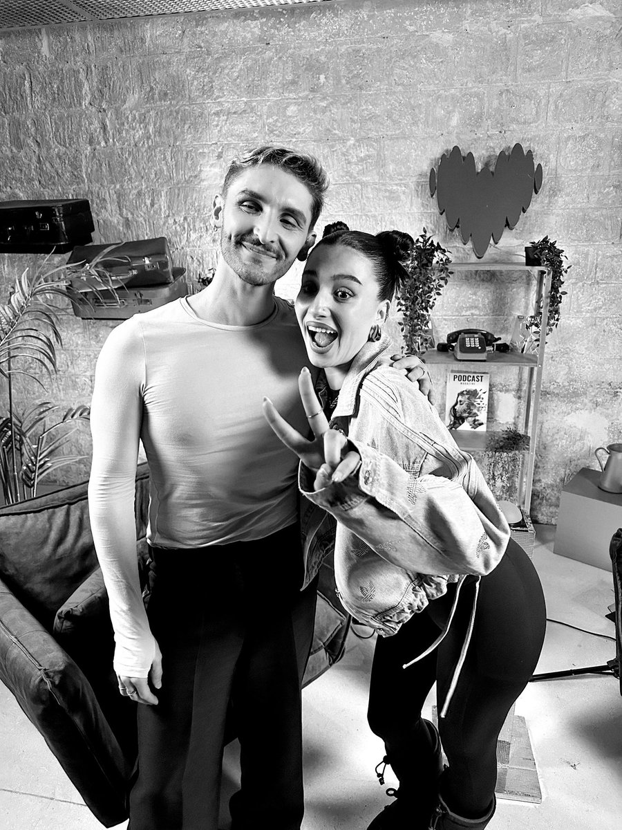 🎬 That’s a wrap ! Quel bonheur d’avoir enregistré le dernier épisode de l’année avec l’incroyable @Lenie_v7 ❤️ Pendant 1h, on a revisité les chansons qui ont marqué sa vie, de son enfance à aujourd’hui. On a parlé de ses rêves, de son début de carrière, de ce qu’elle souhaite