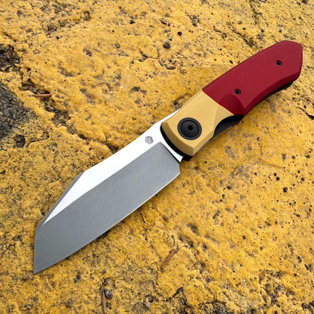 SpaceMonkeyKniv's tweet photo. Space Monkey Knives Particle with dovetail paper micarta bolsters, titanium hardware and a two tone Magnacut blade https://t.co/LPlTZ4l38o