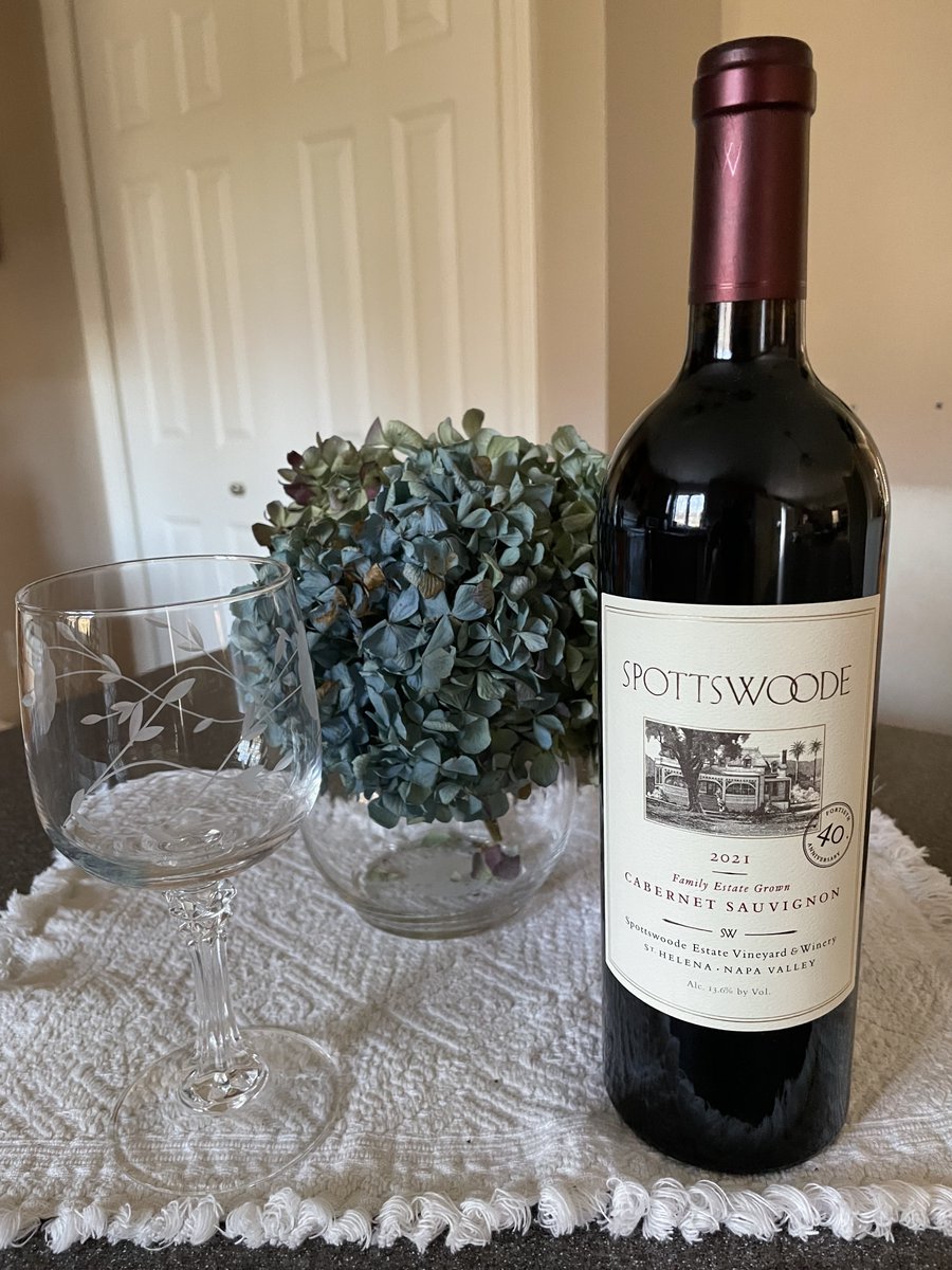 One of Californias best. Spottswoode: 2021 Estate Cabernet Sauvignon. Blackberry, blueberry and cassis aromas. On the palate, firm tannins, generous acidity and plush dark fruit flavors along with hints of cedar. The perfect Christmas gift for wine aficionados.