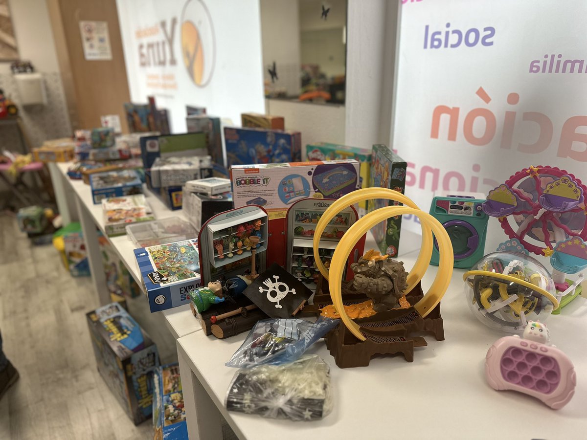 La <a href="/AsociacionYuna/">ASOCIACIÓN YUNA</a> lleva casi cuatro lustros asentada en nuestra ciudad trabajando y promoviendo actividades en los sectores de  infancia, juventud, diversidad funcional y personas con trastorno del espectro autista. 

Hoy han hecho entrega de centenares de juguetes. #Leganés