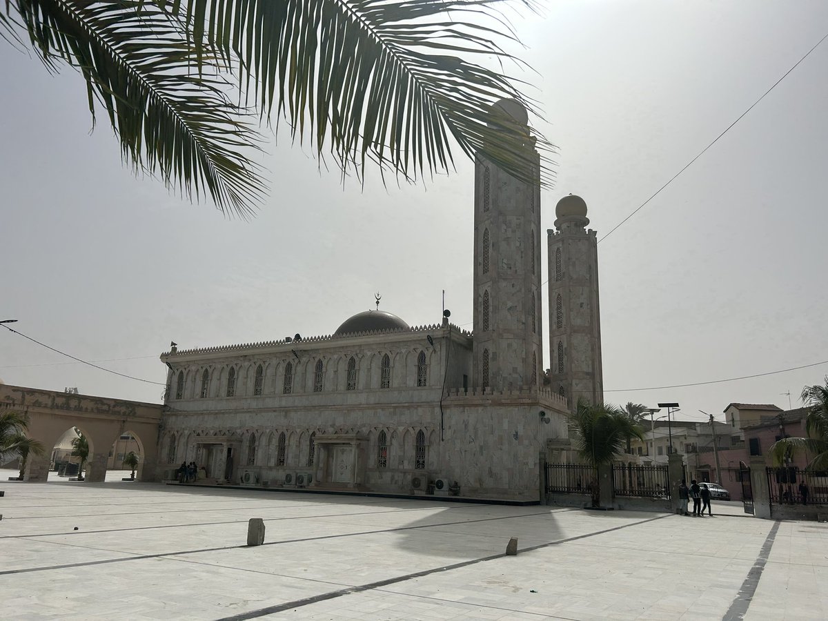 À #Tivaouane , centre religieux de la confrérie Tidiane. La grande mosquée récemment rénovée et la mosquée de Serigne Babacar Sy.  #tidiane