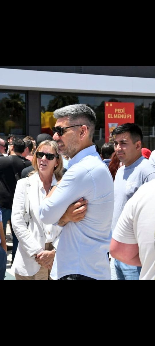 Ta gordo el chancho
Ir al hcd ni enpedo no?
<a href="/maritegonard/">Marite Gonard</a> 
<a href="/Agus_Antieco/">Daniel Agustin</a>