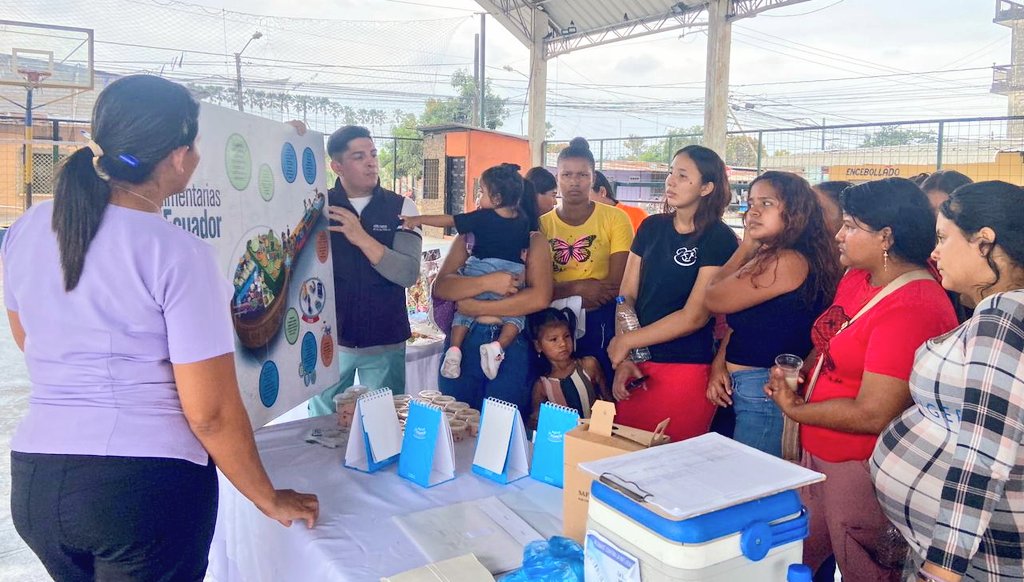 DPS_LosRios's tweet photo. #LosRíos | 🥼🍎 Nutricionista comunitario realiza taller de cocina 🍳 en vivo y conversatorio sobre el Paquete Priorizado y alimentación saludable bajo la Guías Alimentarias Basadas en Alimentos (GABA) del Ecuador, con madres de familia de los servicios CNH - CDI de @InclusionEc. https://t.co/dvjDjAiOaY