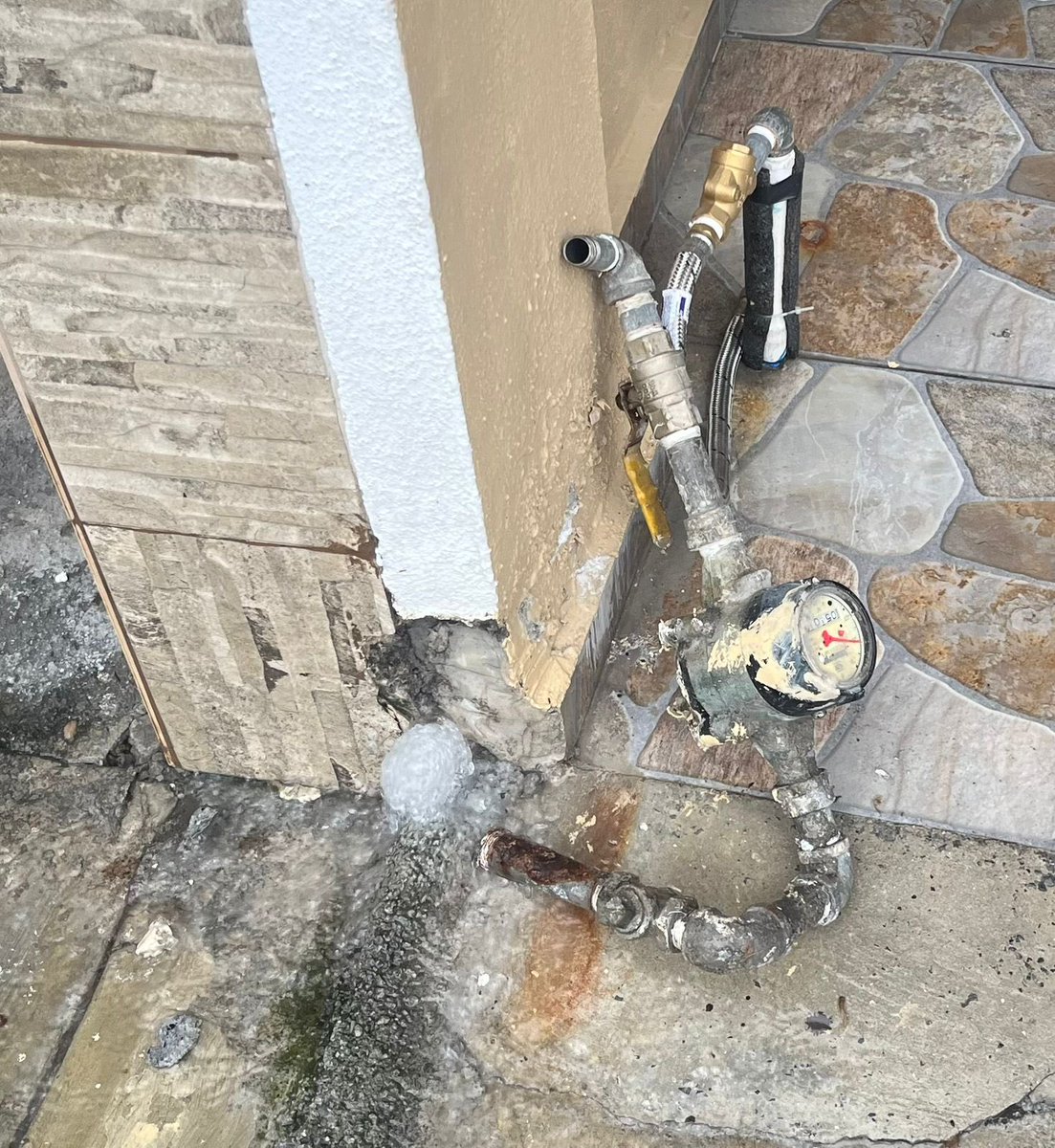 JustinAndJohn's tweet photo. @ayd_monterrey Buen día… quisiera hacer un reporte. Fuga de agua potable en Bosques de Canadá 648, San Nicolás ‼️‼️ Está desde el día de ayer https://t.co/6D7DNxIu9b