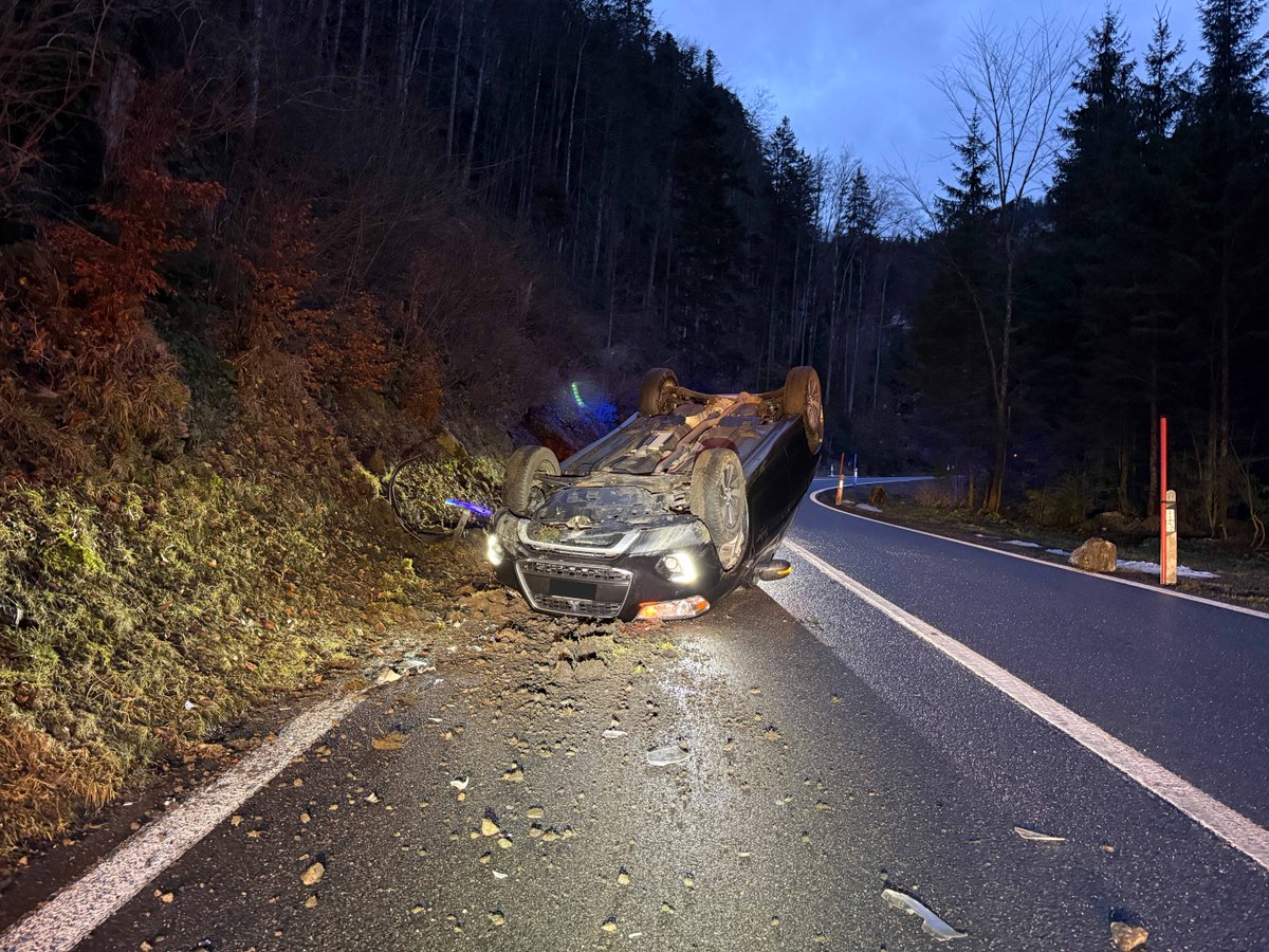 Heute Morgen kam es am Brünigpass zu einem Verkehrsunfall. Eine 23-jährige Fahrzeuglenkerin kam rechts von der Fahrbahn ab, wobei sich das Auto überschlug. Es wurde niemand verletzt. #verkehrsunfall #brünigpass #kapoobwalden #polizeiobwalden #füreuresicherheit