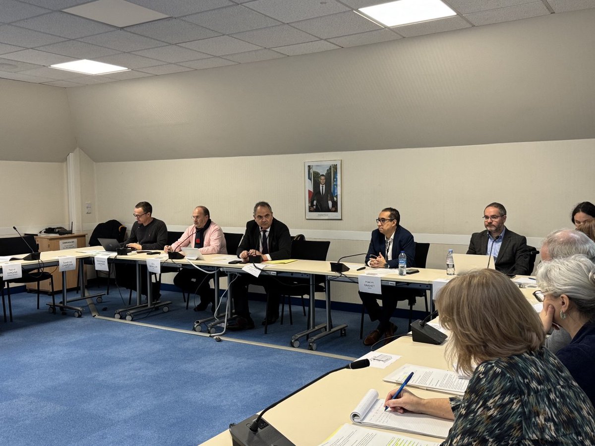 Prefet79's tweet photo. #QualiATE | 1er comité local des usagers et de l’amélioration continue (CLUAC) 🤝
Patrick VAUTIER, secrétaire général de la préfecture des #DeuxSèvres a présidé le premier CLUAC aux côtés des services de l'État et des représentants des associations d’usagers (dont publics en difficulté).
L’occasion de faire le point sur les actions en cours et d'identifier les axes d'amélioration pour renforcer la qualité des services de la préfecture des #DeuxSèvres.
Le CLUAC a pour rôle de :
🎯présenter les résultats ou travaux en cours de la démarche qualité
🎯recueillir les remarques et suggestions de la part des usagers
🎯associer les usagers au plan d’action d’amélioration des services
